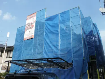 築31年、 『セキスイハイム(株)』さんの鉄骨ラーメンユニット構造2階建ての洋風住宅です。 屋根は軽量セメント瓦(セキスイブルックIⅤ) セメントと高分子繊維を主成分とした瓦です。 広島市安芸区矢野南・A様サムネイル画像