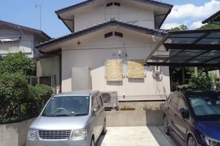 築５０年、『三洋ホームズ』(旧クボタハウス)さんの軽量鉄骨構造２階建ての洋風住宅です。  屋根は陶器瓦(Ｊ型防災瓦）  元々はスレート瓦だったそうで何回か塗装をされたそうですが１７～１８年前に現在の屋根に葺き替えをされたそうです。　広島市安佐北区可部東・Ｓ様サムネイル画像