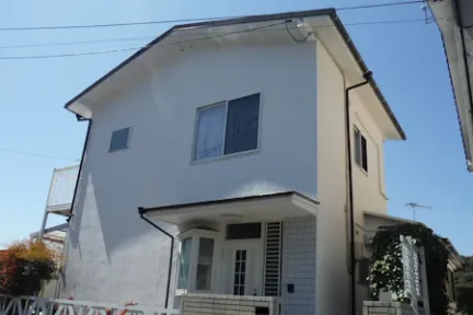 築５１年、木造(在来工法)２階建ての洋風住宅です。  屋根はガルバリウム鋼板屋根。  元々はスレート屋根だったそうですが６年前に葺き替えをされています。 広島市安佐北区可部東４丁目・Ｍ様サムネイル画像