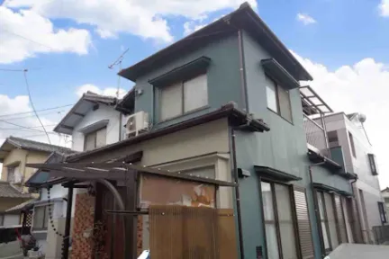 築４４年、木造(在来工法)２階建ての住宅です。  屋根は陶器平板瓦(Ｆ型) 広島市安佐北区深川・Ｍ様邸サムネイル画像