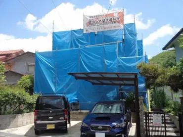 築５０年、『三洋ホームズ』(旧クボタハウス)さんの軽量鉄骨構造２階建ての洋風住宅です。 屋根は陶器瓦(Ｊ型防災瓦） 広島市安佐北区可部東・Ｓ様サムネイル画像