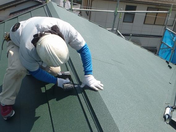 屋根の上にルーフィングと新しい屋根材をかぶせる工法 屋根カバー工法