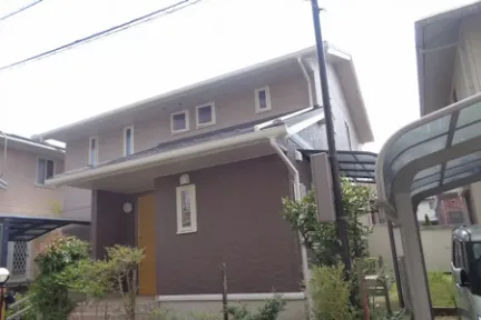 築２１年、『大和ハウス工業(株)』さんの軽量鉄骨構造の２階建て洋風住宅です。  屋根はスレート瓦(クボタ　カラーベスト　スペリアルグランデ)  アスベストを含有していないスレート瓦です。 広島市安佐北区亀山西・Ｓ様サムネイル画像