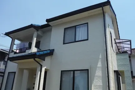 築２４年、木造(在来工法)２階建ての洋風住宅です。  屋根は乾式コンクリート(アサヒ　スカンジア)  切妻５寸勾配の屋根で１面にソーラーパネルが設置されています。  これまで塗装歴はなく今回が初めての塗装メンテナンスになります。広島市安佐北区可部南・Ｔ様サムネイル画像