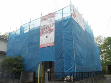 Ｓ様のお宅は築２８年、『日本電建(株)』さんの木造軸組み工法２階建ての洋風住宅です。  １５年前に塗装工事をさせていただいたＯＢ客様のお宅です。  屋根はアルミ瓦。　東広島市・Ｓ様邸サムネイル画像