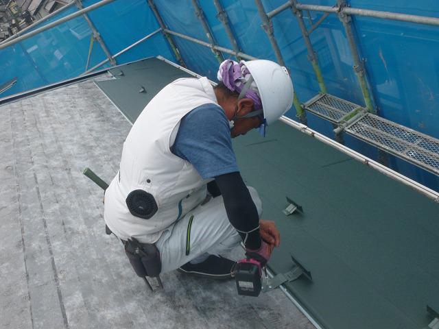 屋根の上にルーフィングと新しい屋根材をかぶせる工法 屋根カバー工法