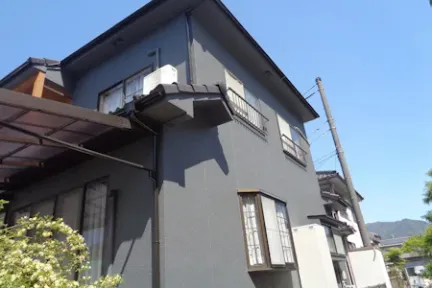 築３２年、木造(在来工法)２階建ての洋風住宅です。  屋根は乾式コンクリート瓦(クボタ　パラマウント)です。 広島市安佐北区可部東・Ｔ様サムネイル画像