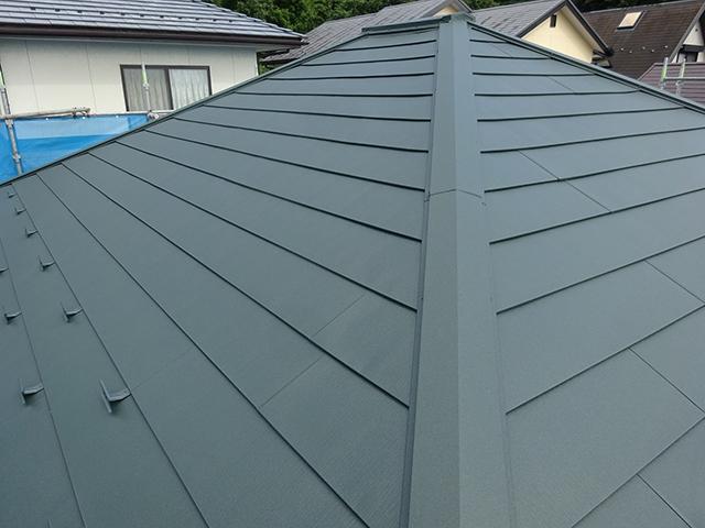 屋根の上にルーフィングと新しい屋根材をかぶせる工法 屋根カバー工法