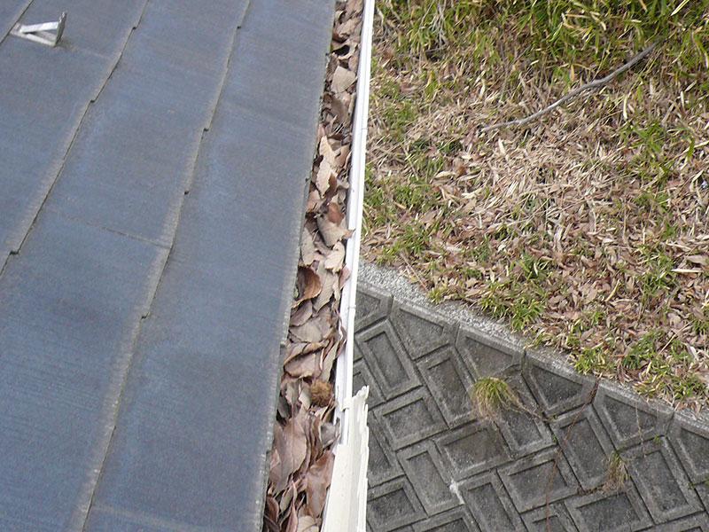 雨樋の破損や詰まりは放っておかずに早目のお手入れを! 雨樋の交換