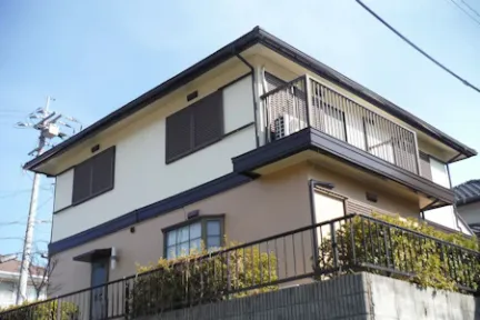 築３４年、『旧ナショナル住宅』さんのサンフェリカⅡ、軽量鉄骨大型パネル構造２階建ての洋風住宅です。  屋根はスレート瓦(旧松下電工　フルベスト２０)  広島市安佐北区安佐町鈴張・Ｔ様サムネイル画像