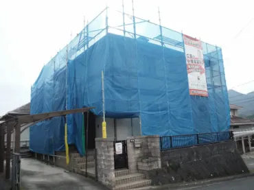 Ｔ様のお宅は築３４年、『旧ナショナル住宅』さんのサンフェリカⅡ、軽量鉄骨大型パネル構造２階建ての洋風住宅です。    屋根はスレート瓦(旧松下電工　フルベスト２０)広島市安佐北区安佐町鈴張・Ｔ様サムネイル画像