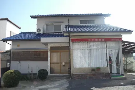 Ｋ様のお宅は築５２年、木造２階建ての洋風住宅です。 屋根は陶器瓦。 昭和の頃によく見られたブルーの釉薬瓦です。 瓦の割れやずれもなく棟押さえもしっかりしています。 凍害により欠けている箇所がありました 広島市安佐南区八木・Ｋ様サムネイル画像