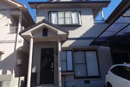 築３０年、木造(在来工法)２階建ての洋風住宅です。  屋根は乾式コンクリート瓦(アサヒ　スカンジア)  元々工場で塗装された瓦ですが全体的に塗膜は変色していました。  黄色や黒のカビの繁殖が見られました。広島市安佐北区亀山・Ｎ様サムネイル画像