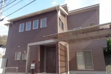 築８年、木造２階建ての洋風住宅です。  屋根はスレート屋根(クボタ　カラーベスト　コロニアルクアッド)  片流れの上屋根の勾配は5寸、下屋根の勾配は３．５寸あります。 広島市安佐北区三入南・Ｍ様サムネイル画像
