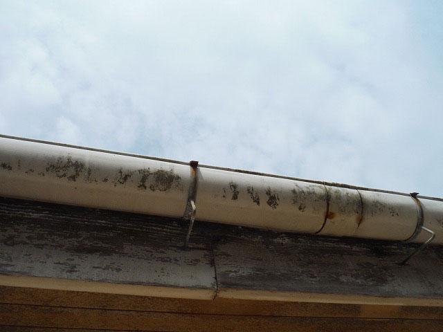 雨樋の破損や詰まりは放っておかずに早目のお手入れを! 雨樋の交換