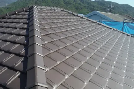  築２０年、『大和ハウス工業(株)』さんの軽量鉄骨構造２階建ての洋風住宅です。  屋根はスレート瓦(旧クボタ　カラーベスト　グリシェイドＮＥＯ) アスベストを含有しない屋根材です。 １０数年前に一度塗装をされています。広島市安佐北区亀山西・Ｏ様サムネイル画像