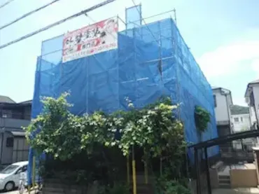 築２４年、木造２階建ての洋風住宅です。 屋根は陶器瓦(Ｆ型) 切妻５寸勾配で瓦の割れもなく並びも整っています広島市西区・Ｋ様サムネイル画像