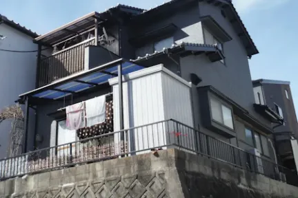 築４８年、木造(在来工法)２階建てのお宅です。  屋根は陶器瓦(和型Ｊ型)  瓦の割れやずれもなく棟押さえのビスの浮きも見られませんでした。  壁際板金部は一度塗装がされていますが変退色しているのできれいに塗っていきました。 広島市安佐北区可部町・Ｋ様サムネイル画像