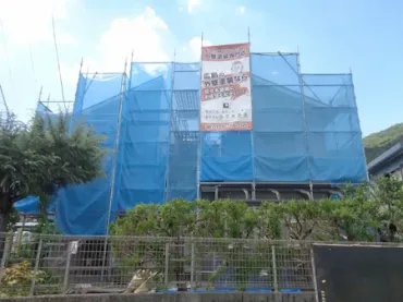 築２８年、木造(在来工法)２階建ての洋風住宅です。 屋根はスレート瓦(クボタ　ニューコロニアル) 広島市安佐南区八木・Ｏ様サムネイル画像