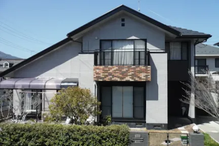 築３４年、『積水ハウス(株)』さんの軽量鋼ピン接合フレーム構造２階建ての洋風住宅です。  屋根は乾式コンクリート(クボタ　パラシェイク)  これまで２回の塗装歴があり直近の塗装は９年前で弊社で工事をさせていただいています。広島市安佐北区三入東・Ｎ様サムネイル画像