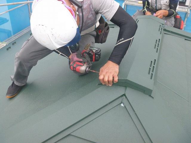 屋根の上にルーフィングと新しい屋根材をかぶせる工法 屋根カバー工法