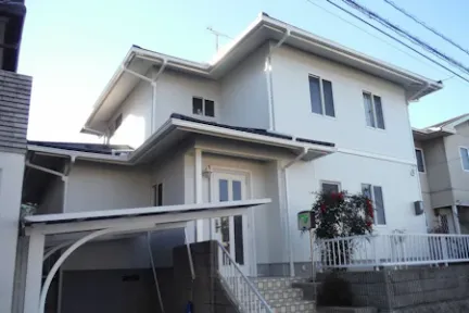 築３５年、『積水ハウス工業(株)』さんの軽量鉄骨構造２階建ての洋風住宅です。  屋根はスレート瓦(旧クボタ　ニューコロニアル)広島市安佐北区三入東・Ｙ様サムネイル画像
