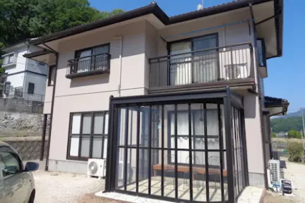 築３４年、『積水ハウス(株)』さんの軽量鉄骨構造２階建ての洋風住宅です。 屋根は乾式コンクリート瓦(クボタ　パラマウント) 約２０年前に塗装がされています。 広島市安佐北区大林町・Ｙ様サムネイル画像