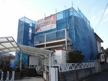 Ｍ様のお宅は築５１年、木造(在来工法)２階建ての洋風住宅です。 屋根はガルバリウム鋼板屋根。 元々はスレート屋根だったそうですが６年前に葺き替えをされています。 ガルバリウム鋼板の表面に石粒を付着させた意匠性のある屋根材です 広島市安佐北区可部東４丁目・Ｍ様サムネイル画像