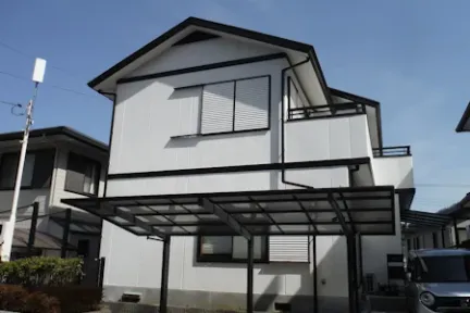 築３１年、 『セキスイハイム(株)』さんの鉄骨ラーメンユニット構造２階建ての洋風住宅です。  屋根は軽量セメント瓦(セキスイブルックIⅤ)  セメントと高分子繊維を主成分とした瓦です。  屋根は軽量セメント瓦(セキスイブルックIⅤ)  セメントと高分子繊維を主成分とした瓦です。広島市安芸区矢野南・Ａ様サムネイル画像