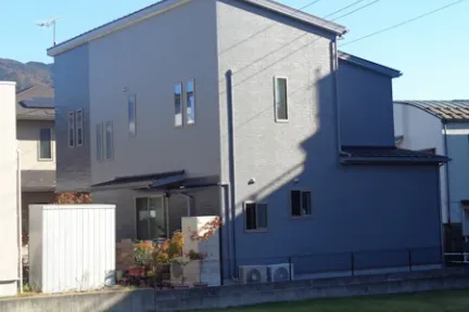 築９年、木造(在来工法)２階建ての洋風住宅です。  屋根は瓦棒葺きの鋼板屋根(ガルバリウム鋼板)  ガルバリウム鋼板は錆びにくい素材です。 広島市安佐北区亀山・Ｗ様サムネイル画像