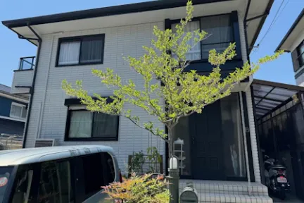 築３０年、『ミサワセラミックホーム』さんの軽量鉄骨構造２階建ての洋風住宅です。  屋根は寄棟のスレート瓦(クボタ　カラーベスト　コロニアル） 呉市・Ｈ様サムネイル画像