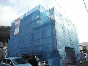 Ｍ様のお宅は築４１年、鉄筋コンクリート造と木造の混構造３階建てのお宅です。  １階ガレージ部分が強固な鉄筋コンクリート造で２階、３階が木造です。  屋根は陶器瓦(Ｊ型)  きれいなお色の瓦です。 広島市安佐北区口田南・Ｍ様邸サムネイル画像