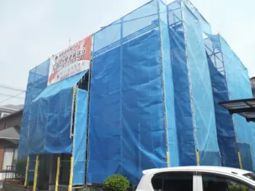 Ｔ様のお宅は築２４年、木造(在来工法)２階建ての洋風住宅です。  屋根は乾式コンクリート(アサヒ　スカンジア)  切妻５寸勾配の屋根で１面にソーラーパネルが設置されています。  これまで塗装歴はなく今回が初めての塗装メンテナンスになります。広島市安佐北区可部南・Ｔ様サムネイル画像