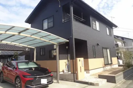 築１４年、『アイフルホーム』さんの木造２階建ての洋風住宅です。 屋根はスレート瓦(ＫＭＥＷ　コロニアルクアッド) 切妻４寸勾配の屋根で半面にソーラーパネルを設置されています。 今回が初めての塗装メンテナンスになります。 広島市安佐北区三入６丁目・Ｍ様サムネイル画像