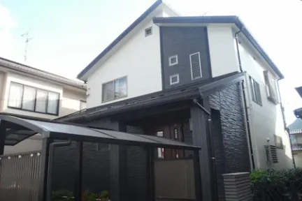 築２０年、木造２階建ての洋風住宅です。 屋根はスレート瓦。 外部仕上げ表にはクボタ　カラーベストと書かれていましたがこれは旧松下電工(現パナソニック)のシンフォニーグランデという製品です 広島市安佐北区亀山・Ｓ様サムネイル画像