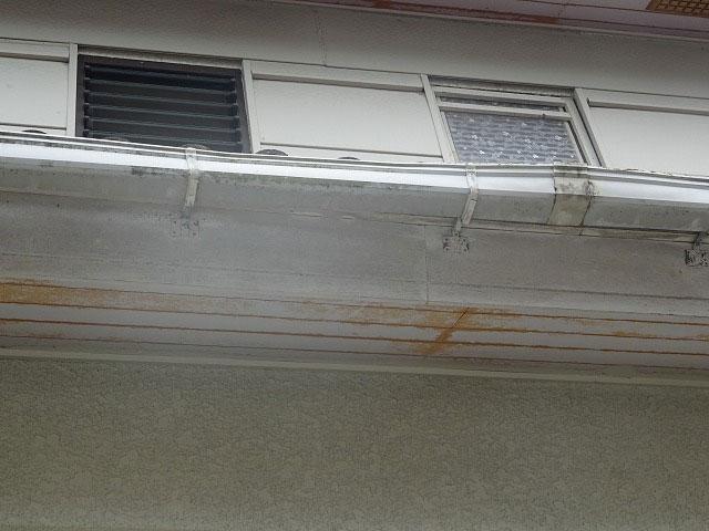 雨樋の破損や詰まりは放っておかずに早目のお手入れを! 雨樋の交換