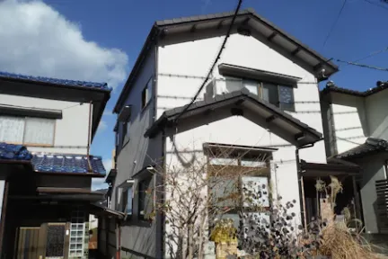 築４２年、木造(在来工法)２階建ての住宅  です。  屋根はスレート瓦。  １７年前に陶器瓦から現在のスレート瓦に葺き替えをされたそうです。広島市安佐北区可部東・Ｓ様サムネイル画像