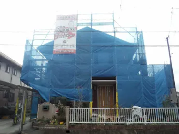 築２０年、『大和ハウス工業(株)』さんの軽量鉄骨構造２階建ての洋風住宅です。  屋根はスレート屋根。  旧クボタのカラーベスト　スぺリアルグランデというノンアスベストの商品です。  切妻４.５寸勾配の屋根でこれまで塗装歴はありません。広島市安佐北区亀山西・Ｓ様サムネイル画像