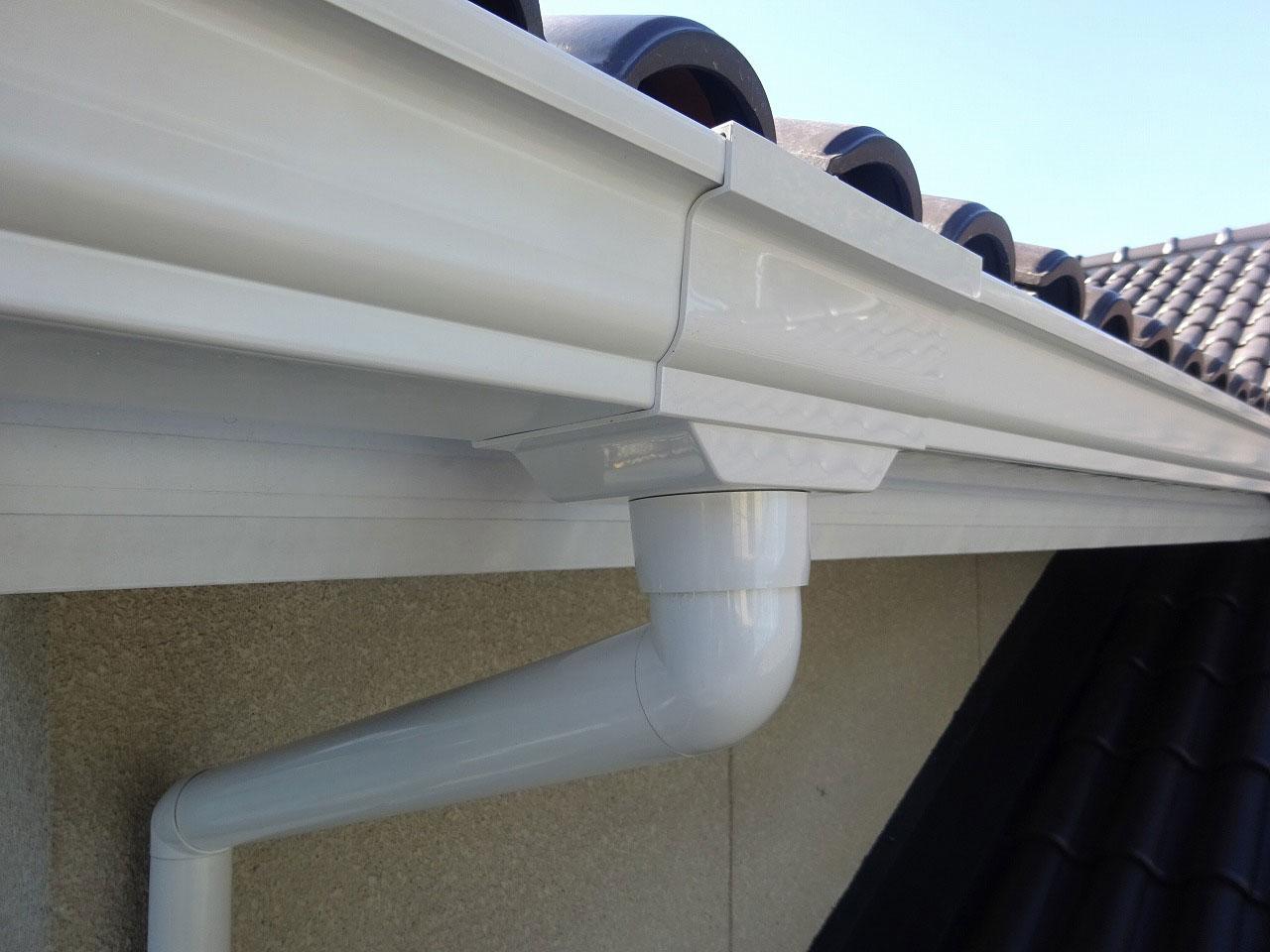 雨樋の破損や詰まりは放っておかずに早目のお手入れを! 雨樋の交換