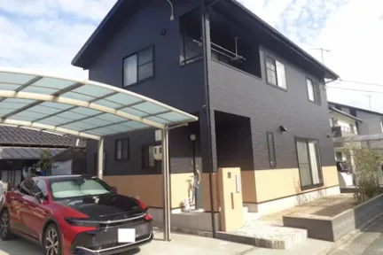 築１４年、『アイフルホーム』さんの木造２階建ての洋風住宅です。 屋根はスレート瓦(ＫＭＥＷ　コロニアルクアッド) 切妻４寸勾配の屋根で半面にソーラーパネルを設置されています。 今回が初めての塗装メンテナンスになります。 広島市安佐北区三入６丁目・Ｍ様サムネイル画像