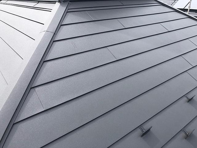 屋根の上にルーフィングと新しい屋根材をかぶせる工法 屋根カバー工法