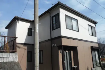 築２９年、『積水ハウス工業(株)』さんの軽量鉄骨構造２階建ての洋風住宅です。  屋根はスレート瓦 安芸高田市・Ｎ様サムネイル画像