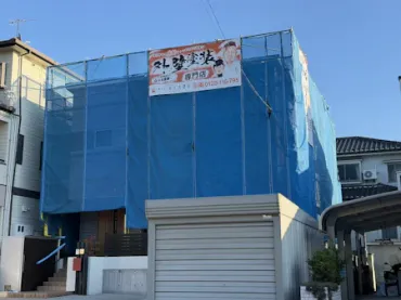 築１１年、 『アイデザインホーム(株)』さんの木造在来工法２階建ての洋風住宅です。 今回が初めての外装メンテナンスになります。 屋根はガルバリウム鋼板(瓦棒葺き)広島市安佐北区三入東・Ｔ様サムネイル画像