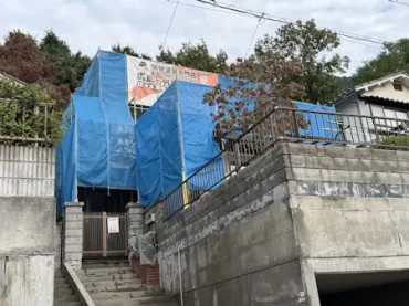 Ｍ様のお宅は築４７年、木造在来工法２階建ての住宅です。  屋根は陶器瓦(和型Ｊ型）  瓦の割れやずれもなく並びも整っています。広島市安佐北区可部東・Ｍ様サムネイル画像