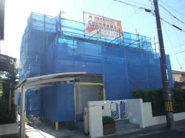 Ｔ様のお宅は築３７年、木造２階建ての洋風住宅です。 屋根は陶器瓦(釉薬瓦) 一度棟の積み替えをされたそうです広島市安佐北区三入東・Ｔ様サムネイル画像
