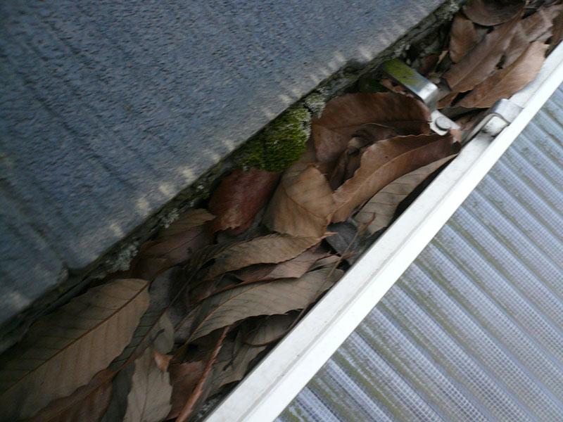 雨樋の破損や詰まりは放っておかずに早目のお手入れを! 雨樋の交換