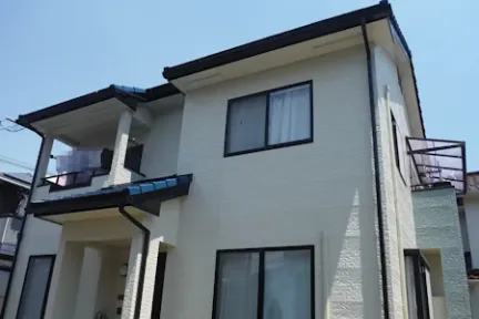 築２４年、木造(在来工法)２階建ての洋風住宅です。  屋根は乾式コンクリート(アサヒ　スカンジア)  切妻５寸勾配の屋根で１面にソーラーパネルが設置されています。  これまで塗装歴はなく今回が初めての塗装メンテナンスになります。広島市安佐北区可部南・Ｔ様サムネイル画像