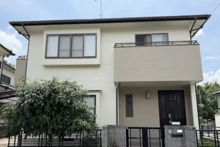  築２８年、『日本電建(株)』さんの木造軸組み工法２階建ての洋風住宅です。 １５年前に塗装工事をさせていただいたＯＢ客様のお宅です。 屋根はアルミ瓦。 以前はスレート瓦で１５年前に塗装をさせていただきましたが５年前にカバー工法で現在のアルミ瓦に改修をされています。東広島市・Ｓ様邸サムネイル画像
